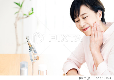 スキンケアをする中高年女性 133682503