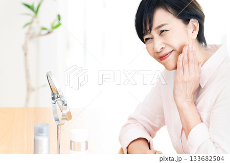 スキンケアをする中高年女性 133682504