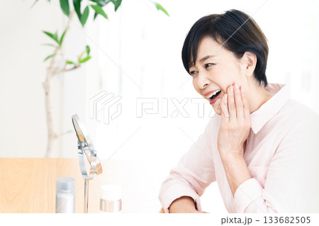 スキンケアをする中高年女性 133682505