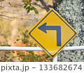 黄色の『左方屈折あり』の交通標識 133682674