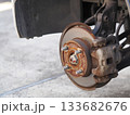錆びたブレーキディスク 133682676