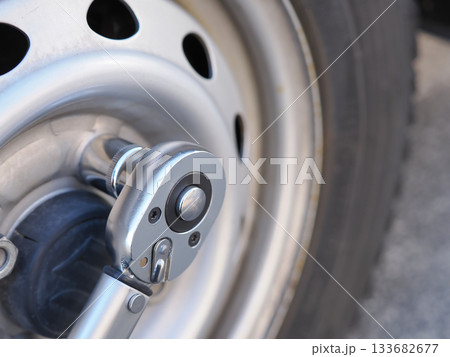 トルクレンチでホイールナットを締める トルクレンチでホイールナットを締める 133682677