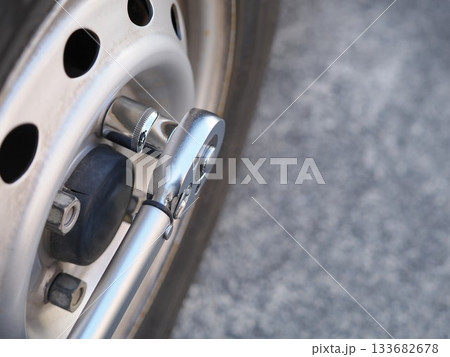 トルクレンチでホイールナットを締める 133682678