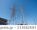 高圧送電線から地上の変電所への引込線に設置された巨大な絶縁碍子の全景 133682683