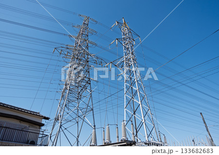 高圧送電線から地上の変電所への引込線に設置された巨大な絶縁碍子の全景 133682683