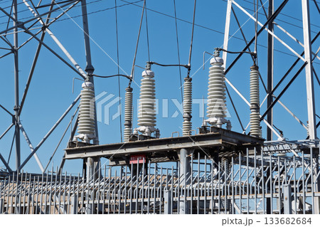 高圧送電線から地上の変電所への引込線に設置された巨大な絶縁碍子のアップ 高圧送電線から地上の変電所への引込線に設置された巨大な絶縁碍子のアップ 133682684