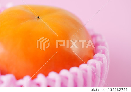 ツヤツヤでずっしり甘い。暖かみのあるオレンジが鮮やかな富有柿 133682731