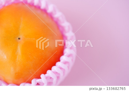 ツヤツヤでずっしり甘い。暖かみのあるオレンジが鮮やかな富有柿 133682765