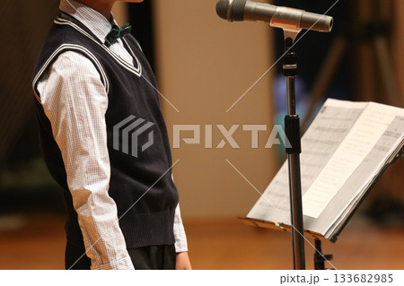 ステージ上で歌う男の子 133682985