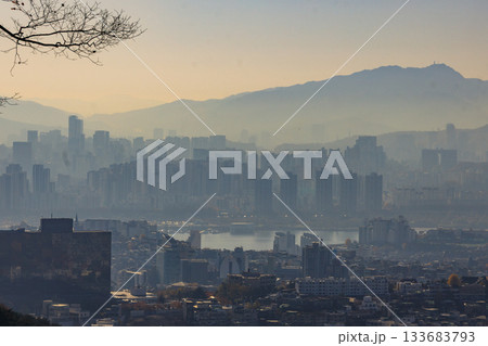 南山公園から見た朝もやに煙る市街地の風景 南山公園から見た朝もやに煙る市街地の風景 133683793