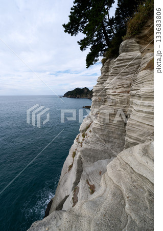 特徴的な風景が見られる堂ヶ島の海岸 133683806