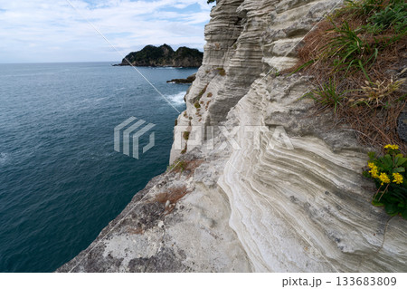 特徴的な風景が見られる堂ヶ島の海岸 133683809