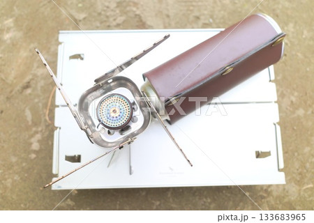 アウトドア用シングルバーナーとガス缶ホルダーの俯瞰ギアカット 133683965