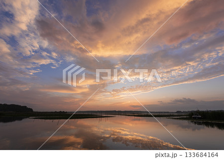 水面に映る朝焼け 133684164