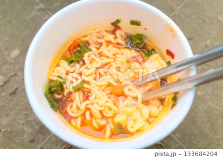 アウトドアで食す激辛カップ麺 アウトドアで食す激辛カップ麺 133684204