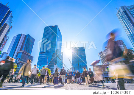 日本の東京都市景観いざ！明日へ、希望の光…。賑わう渋谷…立ち向かえ…カップルの未来に幸あれ… 133684397