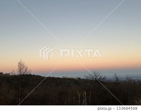 夕焼けのグラデーションに染まる静かな山の風景 夕焼けのグラデーションに染まる静かな山の風景 133684508