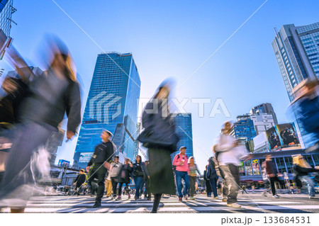 日本の東京都市景観いざ!明日へ、希望の光…。インバウンド続く、賑わう渋谷…前向きに立ち向かえ…明日へ 日本の東京都市景観いざ!明日へ、希望の光…。インバウンド続く、賑わう渋谷…前向きに立ち向かえ…明日へ 133684531