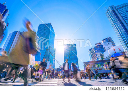 日本の東京都市景観いざ！明日へ、希望の光…。インバウンド続く、賑わう渋谷…前向きに立ち向かえ…明日へ 133684532