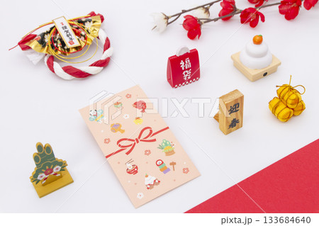 門松、鏡餅、紅白の梅、福袋とポチ袋が並ぶ華やかなお正月イメージ 133684640