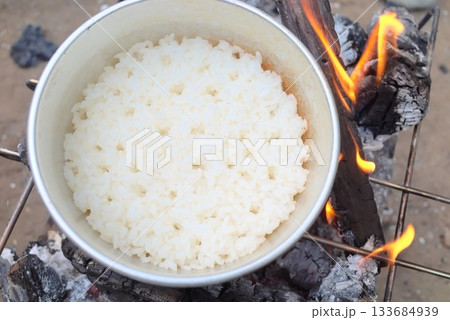 焚き火で炊き上げたメスティン内のご飯 焚き火で炊き上げたメスティン内のご飯 133684939