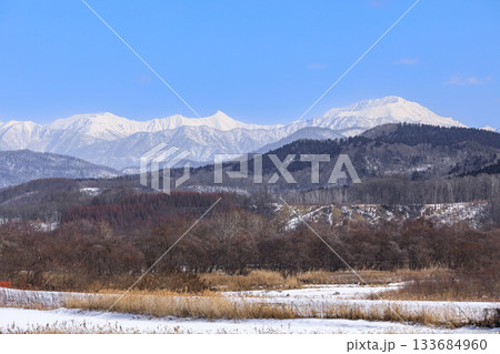 北海道平取町、幌尻岳視点場から眺めた幌尻岳、戸蔦別岳、北戸蔦別岳【2月】 133684960