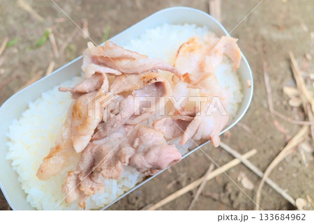 メスティン炊飯にのせた豚バラ肉 133684962