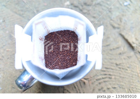 アウトドアで淹れるドリップコーヒーの準備シーン 133685010