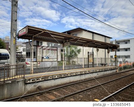 住宅街に佇む東京の路面電車駅 133685045