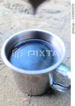 ステンレスマグに注がれているコーヒー 133685070