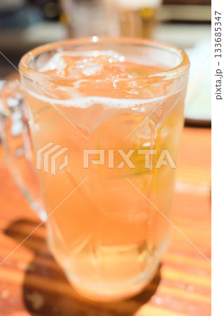 爽快に弾けるジンジャーハイボールの一杯 133685347