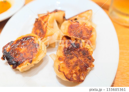 香ばしく焼き上がった熱々の焼き餃子 香ばしく焼き上がった熱々の焼き餃子 133685361