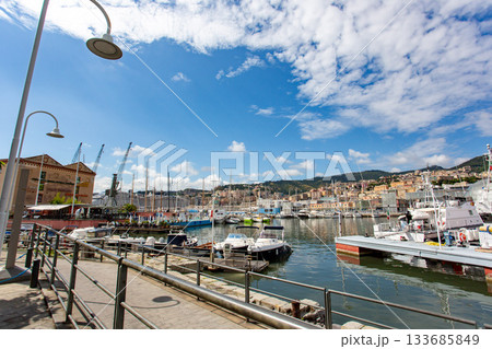 クルーズ船の停泊地 イタリア・ジェノバ港 旧港の風景 クルーズ船の停泊地 イタリア・ジェノバ港 旧港の風景 133685849