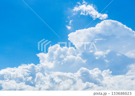 晩夏の空 午後の澄んだ青空と雲01 晩夏の空 午後の澄んだ青空と雲01 133686023