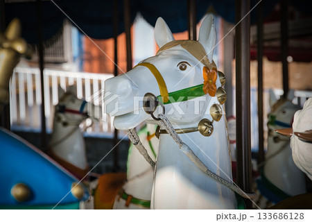 レトロな遊園地のメリーゴーランドの馬の表情が面白い レトロな遊園地のメリーゴーランドの馬の表情が面白い 133686128