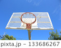 青空に映えるバスケットゴールを撮影しました。 133686267