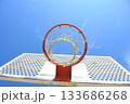 青空に映えるバスケットゴールを撮影しました。 133686268