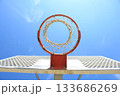 青空に映えるバスケットゴールを撮影しました。 133686269