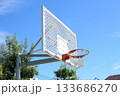 青空に映えるバスケットゴールを撮影しました。 133686270