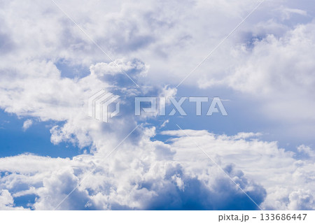 雨上がりの秋の空と印象的な雲06 133686447