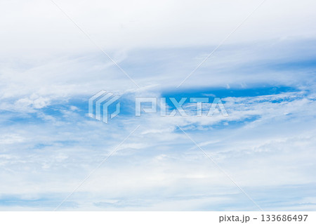 秋雨の日 雲の晴れ間アップ03 秋雨の日 雲の晴れ間アップ03 133686497