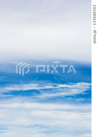 秋雨の日　雲の晴れ間アップ07 133686501