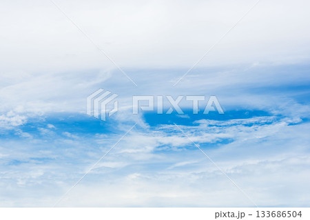 秋雨の日　雲の晴れ間アップ10 133686504