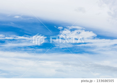 秋雨の日　雲の晴れ間アップ11 133686505