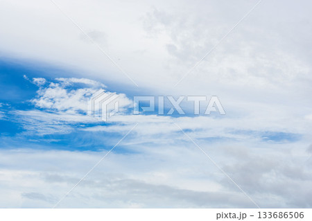 秋雨の日　雲の晴れ間アップ12 133686506