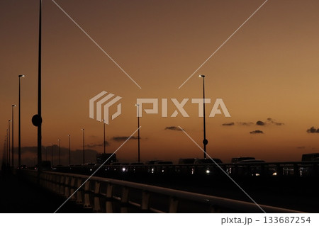 夕日に染まる空 133687254