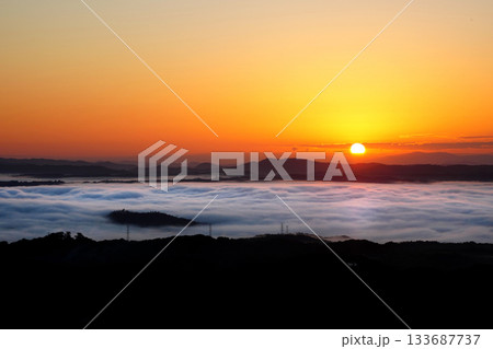 日の出と雲海2176 133687737