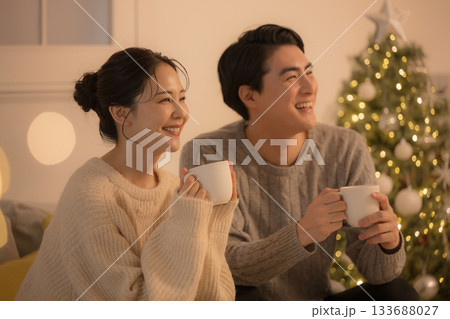 白熱灯のような夜の黄色い灯りの部屋で過ごすかわいいカップルのクリスマスツリーと冬 テレビなどメディア 白熱灯のような夜の黄色い灯りの部屋で過ごすかわいいカップルのクリスマスツリーと冬 テレビなどメディア 133688027