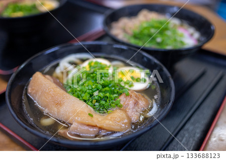 日本の香川県高松市のとても美味しい讃岐うどん 133688123