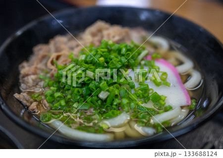 日本の香川県高松市のとても美味しい讃岐うどん 133688124